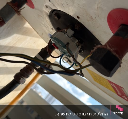 חלק תחתון של דוד שמש עם חיבורים וצינורות